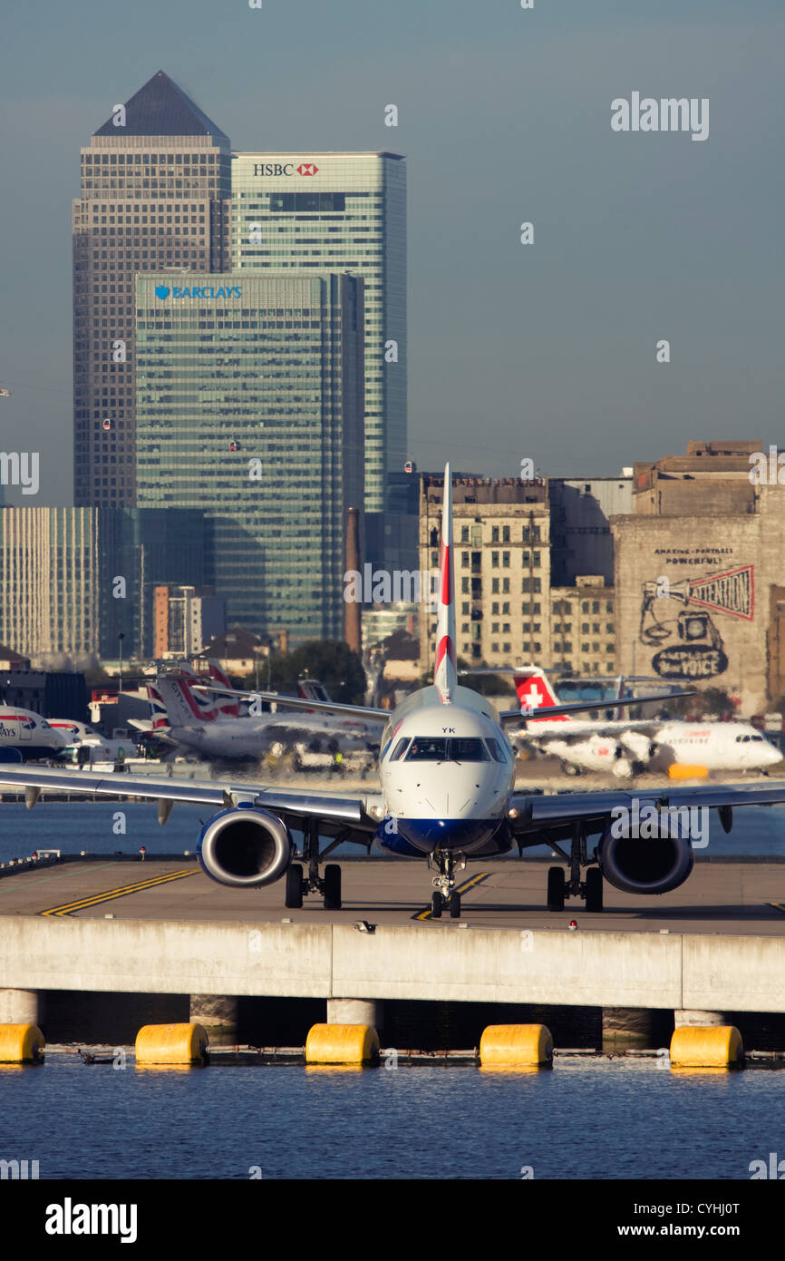Aereo di linea regionale British Airways (BA Cityflyer Express Limited) Embraer ERJ-190-100LR 190LR al London City Airport, England, Regno Unito Foto Stock