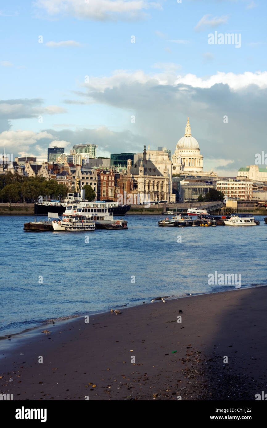 Il fiume Tamigi, Southbank, London, Regno Unito Foto Stock