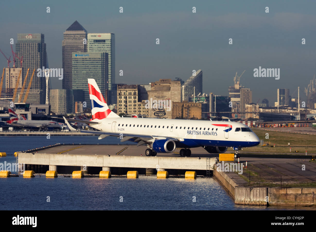 Aereo di linea regionale British Airways (BA Cityflyer Express Limited) Embraer ERJ-190-100LR 190LR al London City Airport, England, Regno Unito Foto Stock