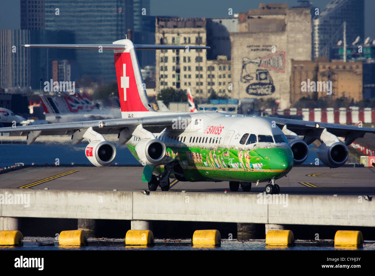 Aereo di linea regionale di Swiss International Air Lines BAE Systems Avro 146-RJ100 al London City Airport, England, Regno Unito Foto Stock