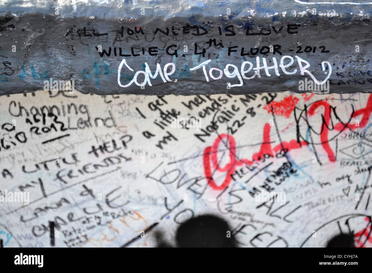 "Insieme". I messaggi sul muro esterno Abbey Road Studio di Londra. Reso famoso dai Beatles Abbey Road album. Foto Stock