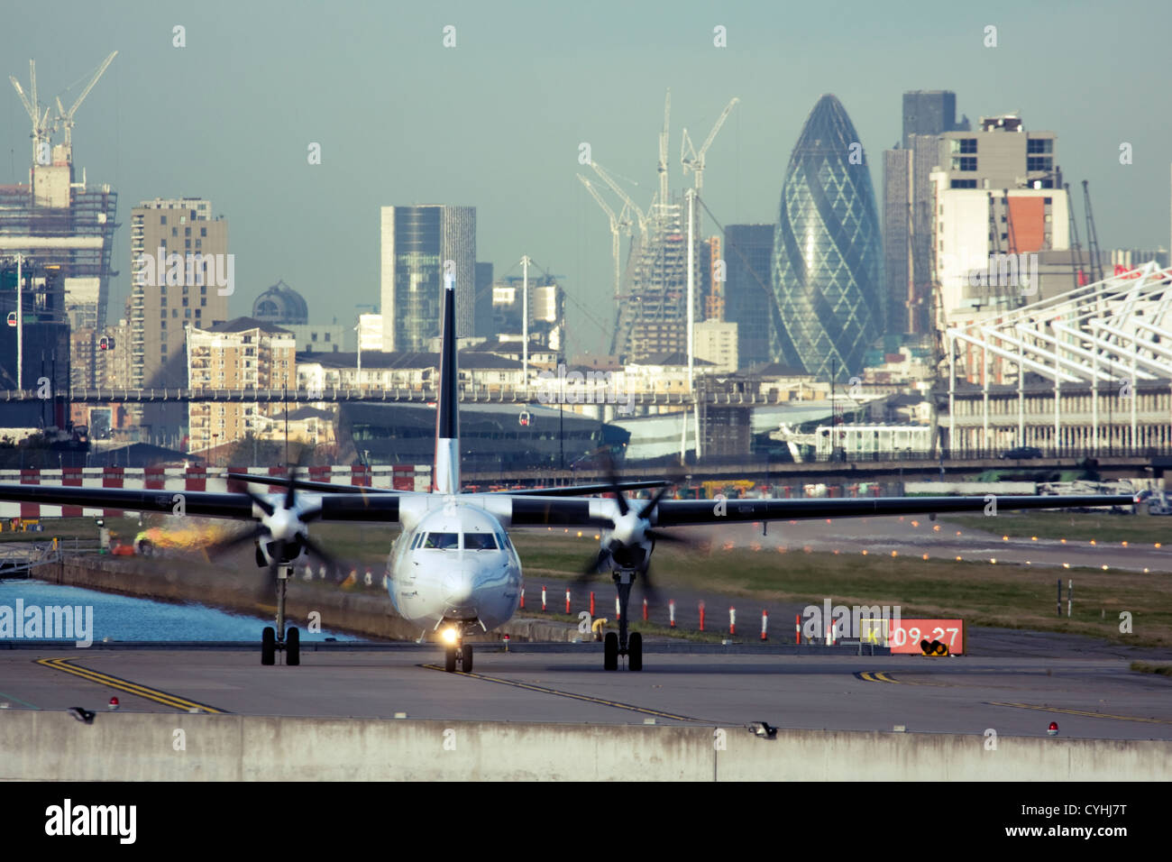 Aereo di linea regionale presso l'Aeroporto di London City, England, Regno Unito Foto Stock