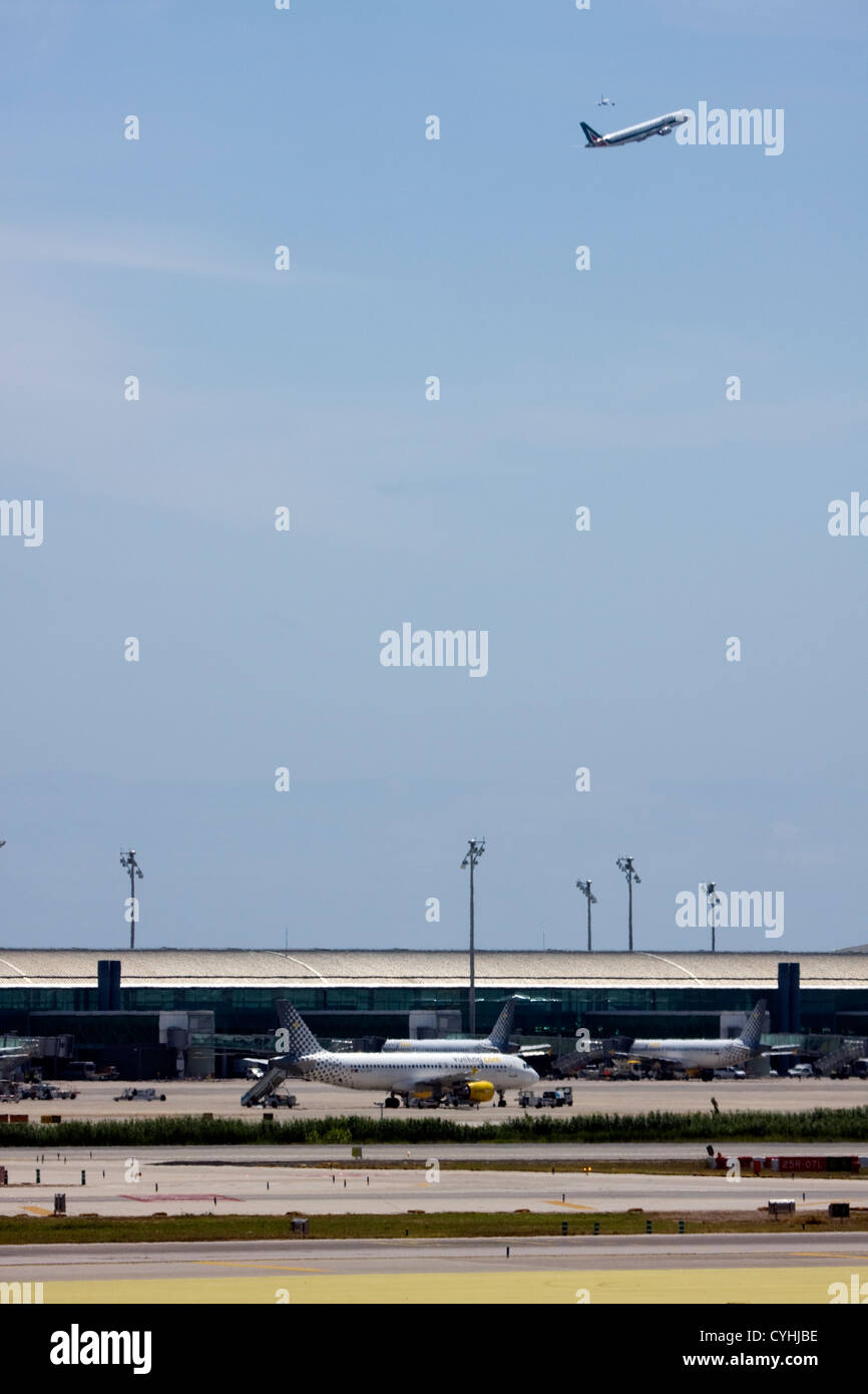 Gli aerei passeggeri all'Aeroporto El Prat di Barcellona, Spagna Foto Stock