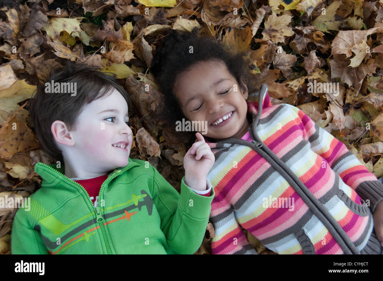 Multi-etnico bambini autunno Foto Stock