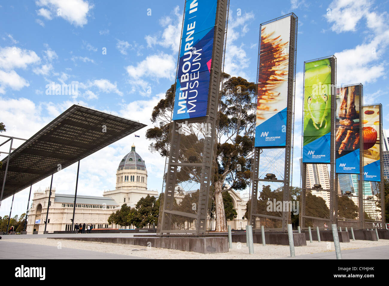 Carlton giardini e il museo di storia naturale di Victoria a Melbourne in Australia in una giornata di sole al centro esposizioni Foto Stock
