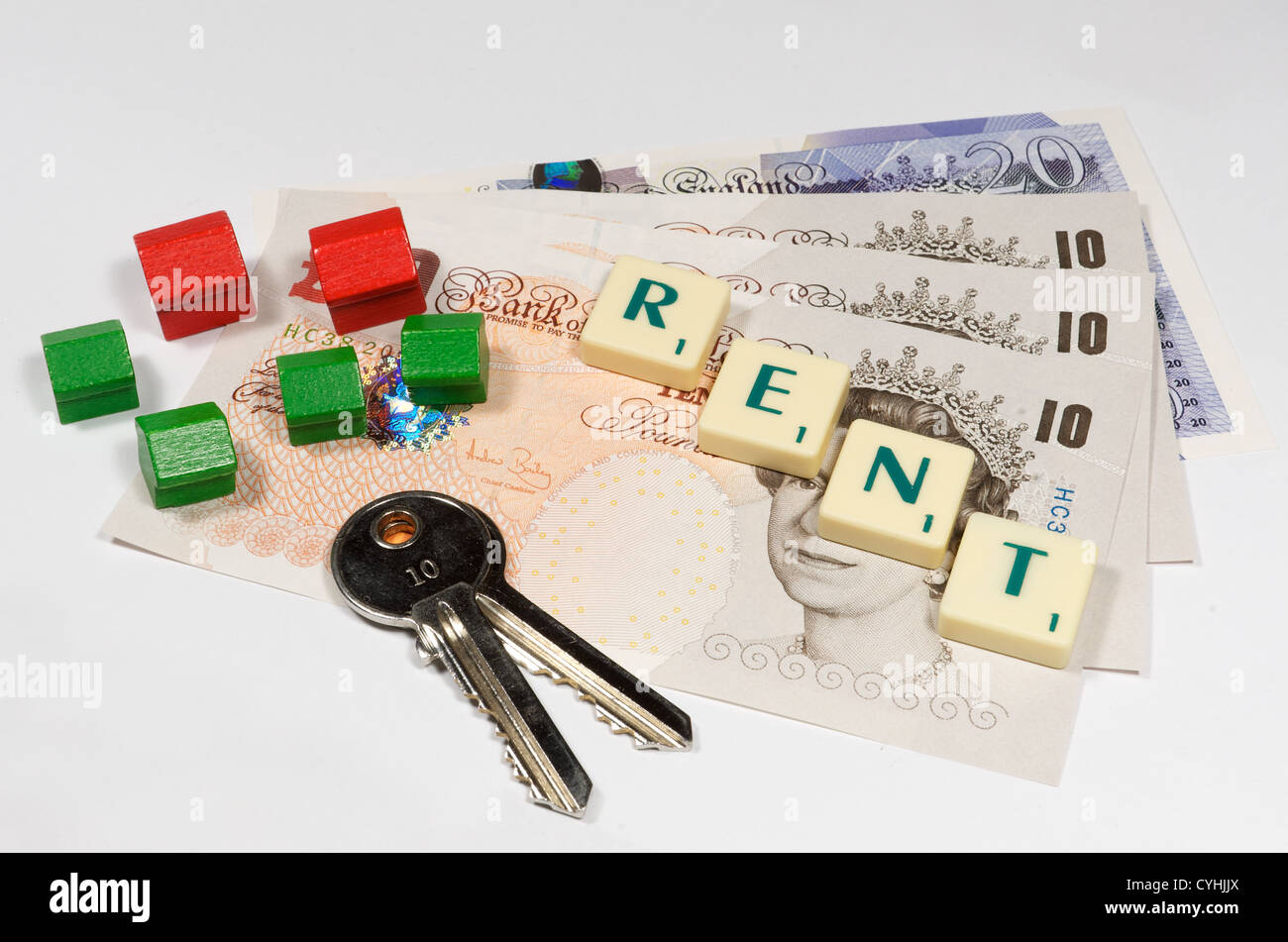 Sterlina inglese note e piastrelle di gioco l'ortografia della parola affitto lungo con toy case di legno e una coppia di argento yale tasti stile Foto Stock