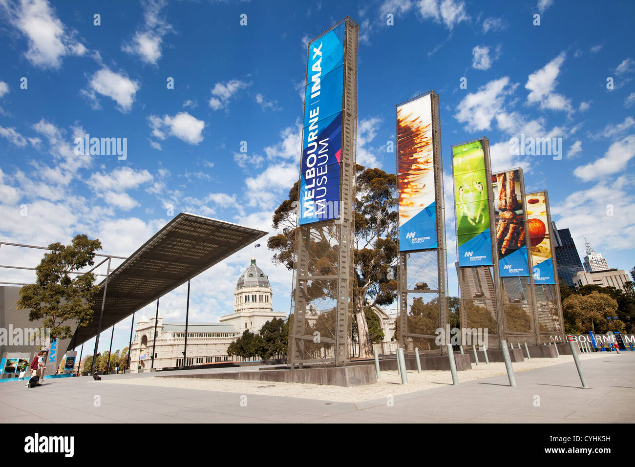 Carlton giardini e il museo di storia naturale di Victoria a Melbourne in Australia in una giornata di sole al centro esposizioni Foto Stock