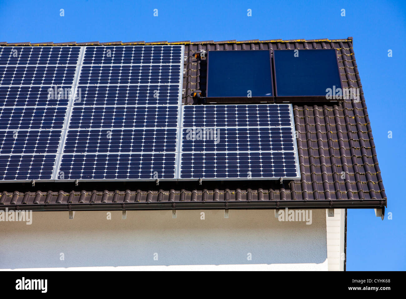 Pannelli solari sul tetto di case private. Energia solare termica. Foto Stock