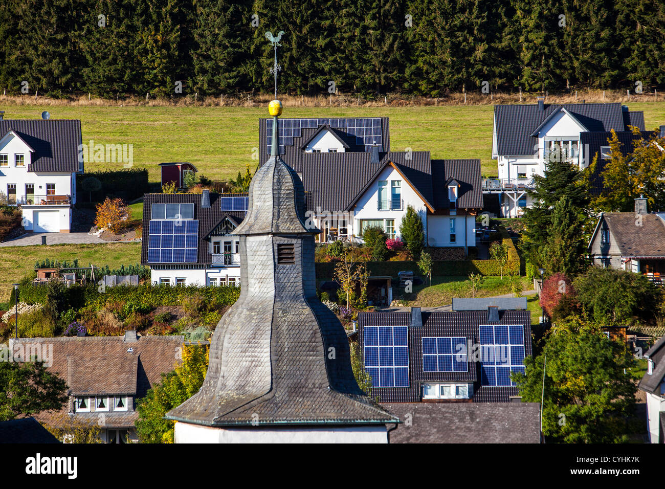 Pannelli solari sul tetto di case private. Energia solare termica. Foto Stock