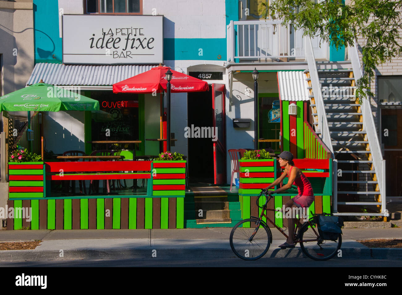 Ciclista su Park Avenue Plateau Mont Royal Montreal Canada Foto Stock