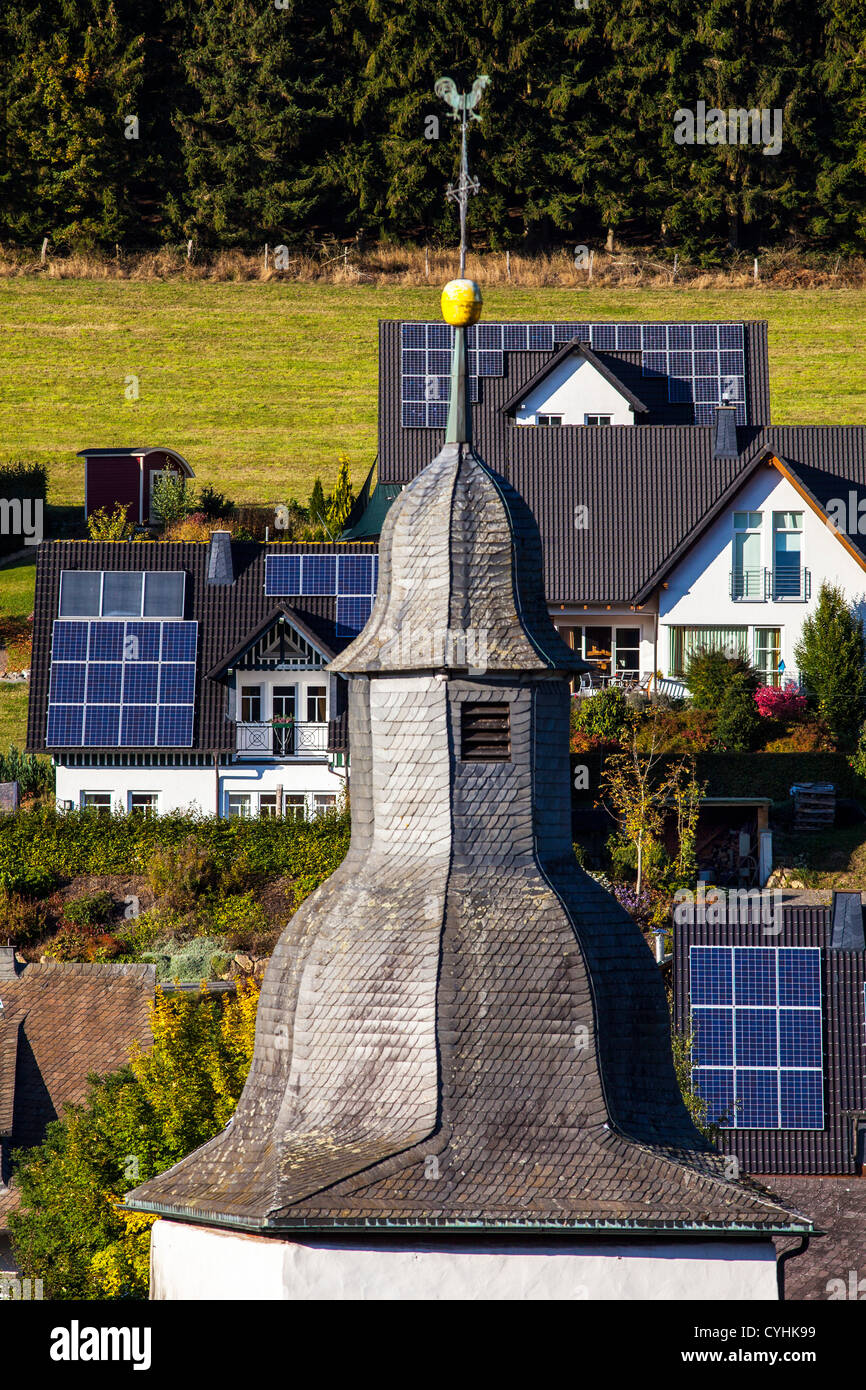 Pannelli solari sul tetto di case private. Energia solare termica. Foto Stock