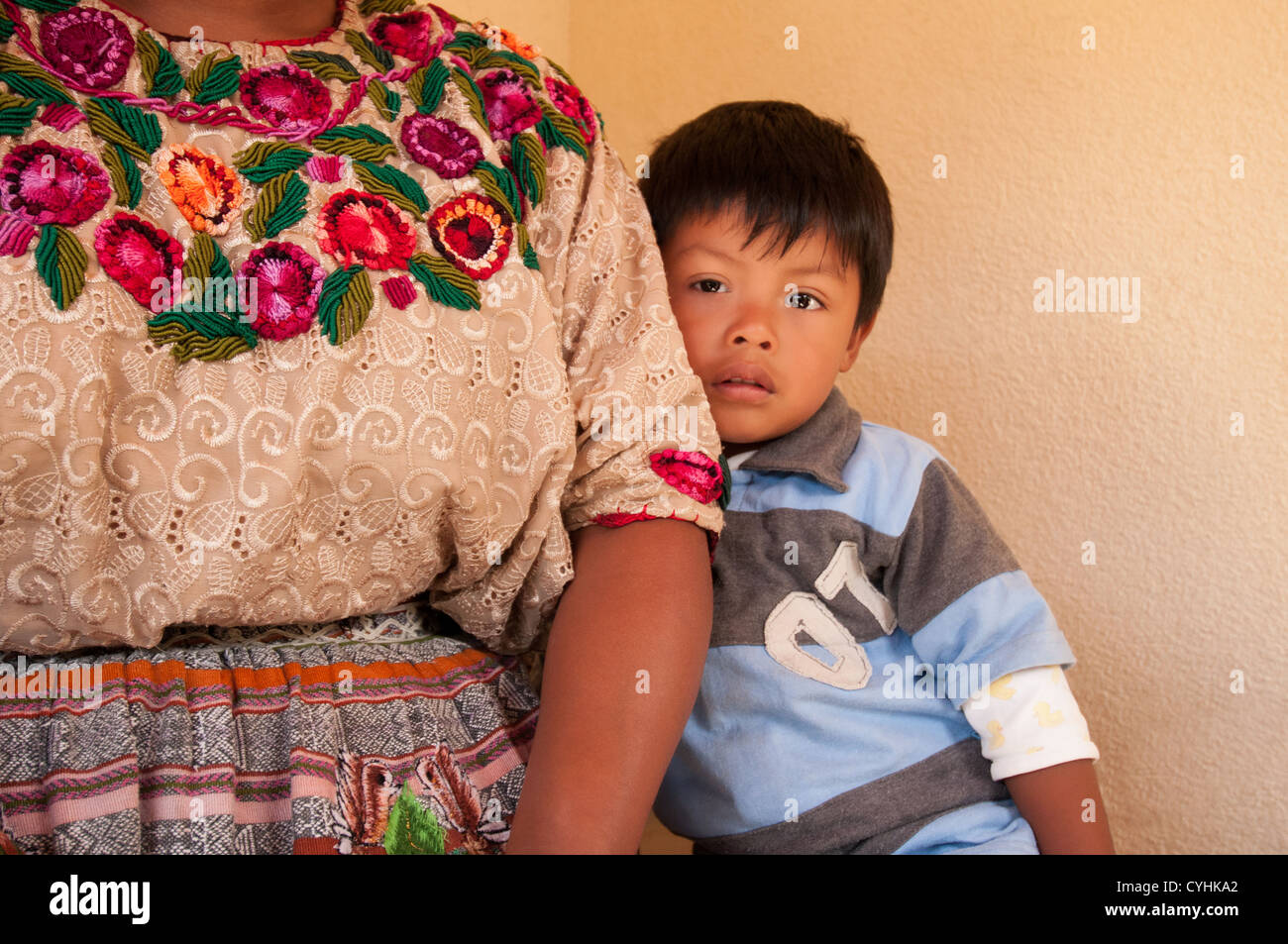 Maya della donna e del bambino Guatemala Solola Foto Stock