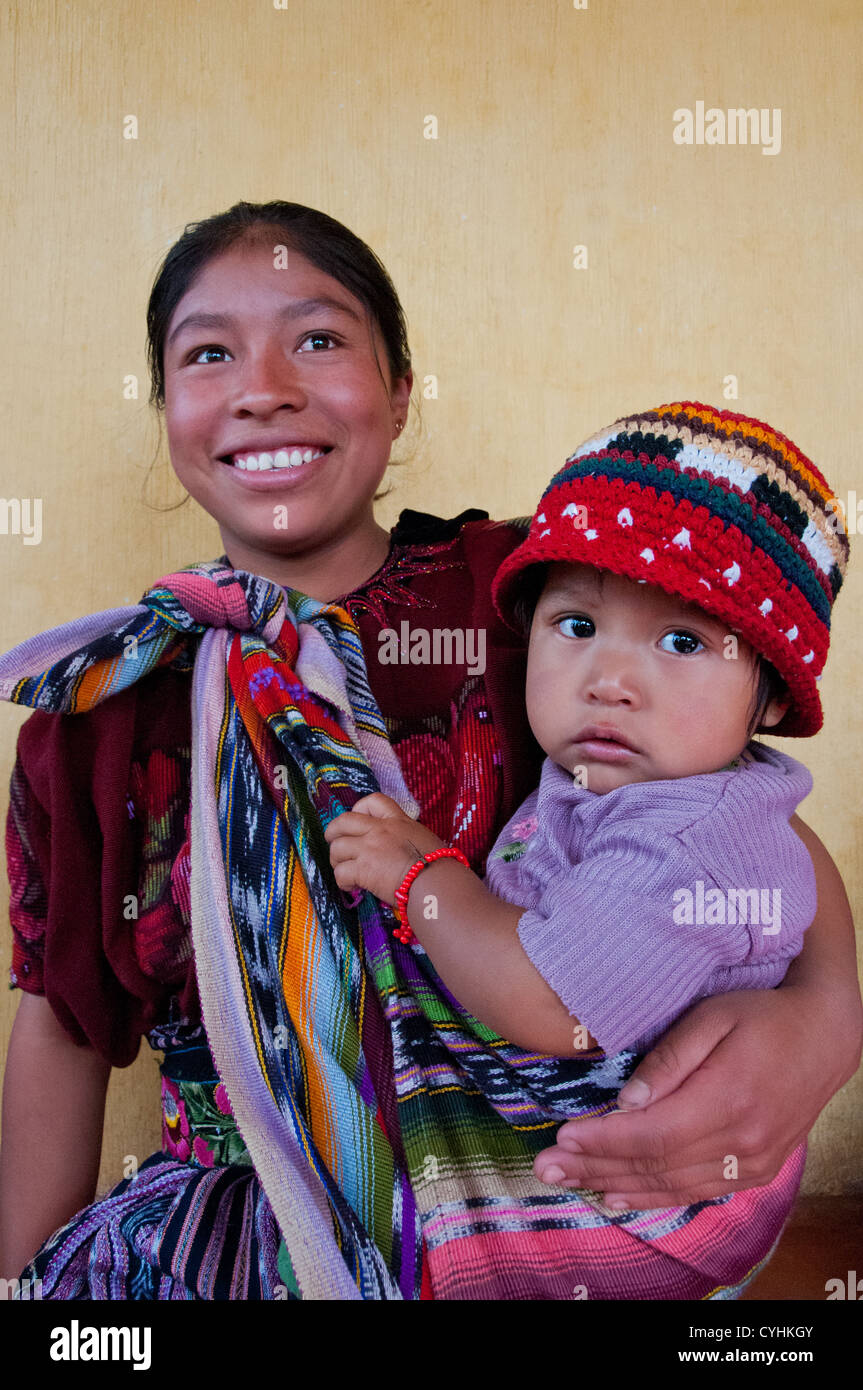 Regione Solola Guatemala, Maya madre e il suo bambino Foto Stock