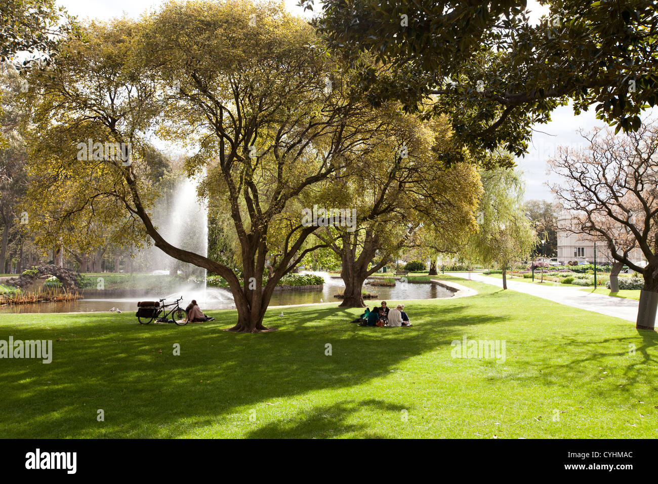 Fontana di acqua nei giardini Carlton Melbourne Australia accanto al Royal Exhibition Centre e Museo di Melbourne erba verde di alberi Foto Stock