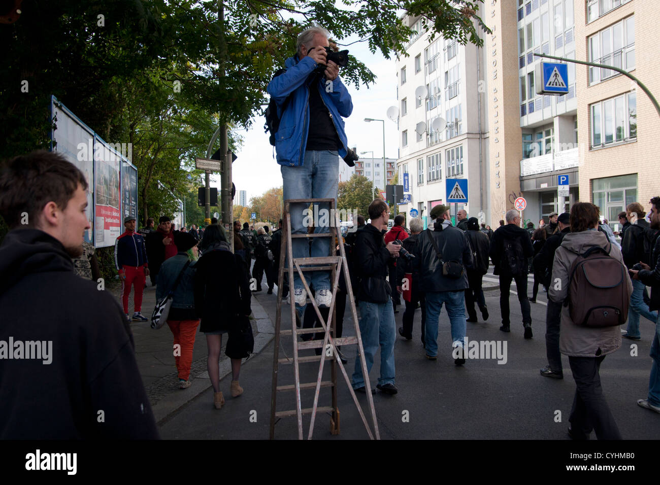 Sabato, 13 Ottobre 2012. Berlino, Germania. marcia di protesta dei rifugiati. I rifugiati protestano contro le deportazioni e gli obblighi residenziali. Fotografo su una scala. Foto Stock