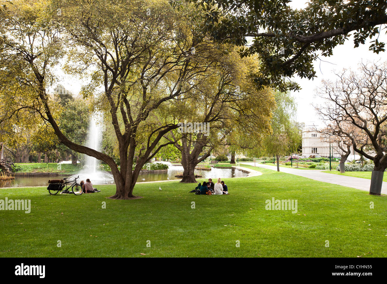 Fontana di acqua nei giardini Carlton Melbourne Australia accanto al Royal Exhibition Centre e Museo di Melbourne erba verde di alberi Foto Stock