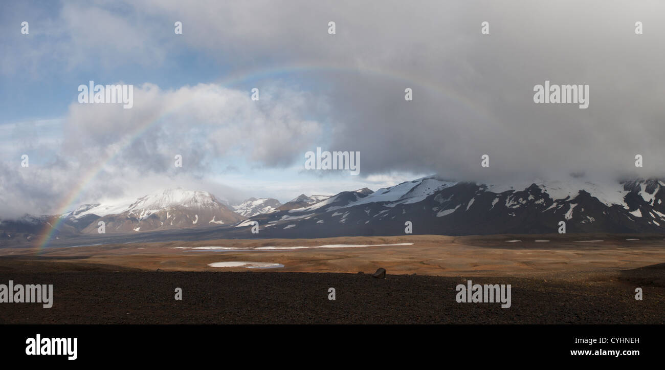 Pano vista entroterra in Islanda, con Rainbow Foto Stock
