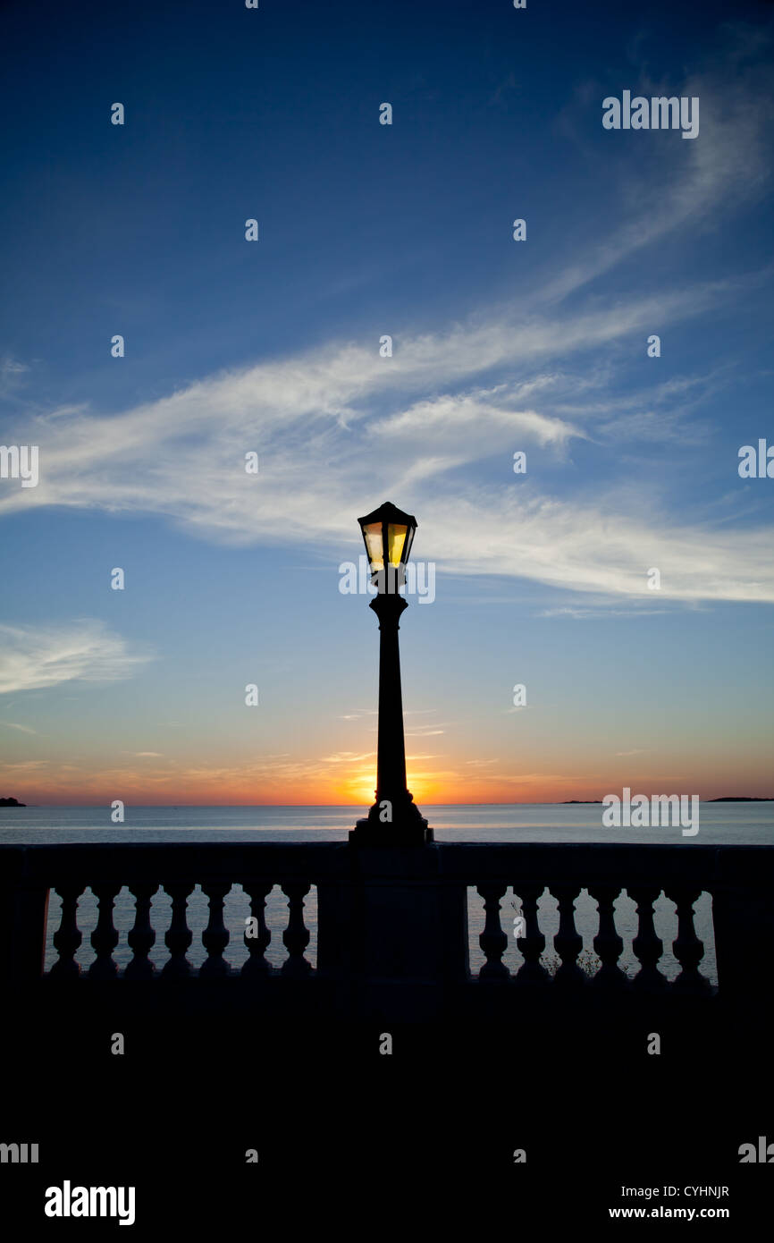 Lampione con vista su Rio De La Plata in Colonia, Uruguay Foto Stock