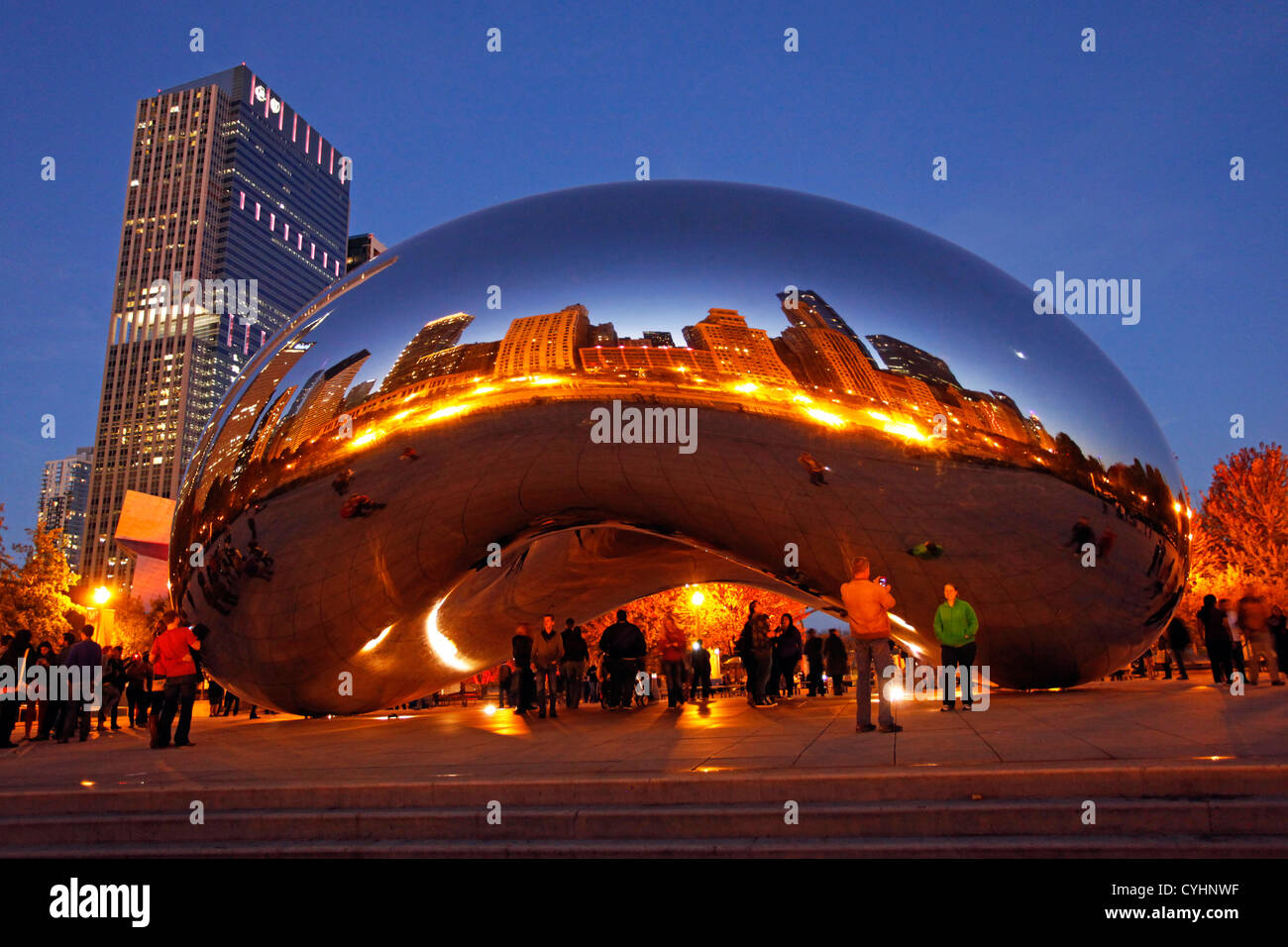 Skyline della città di riflessione nel Cloud Gate scultura (aka chicco di caffè) in Millennium Park di Chicago, Illinois, America Foto Stock