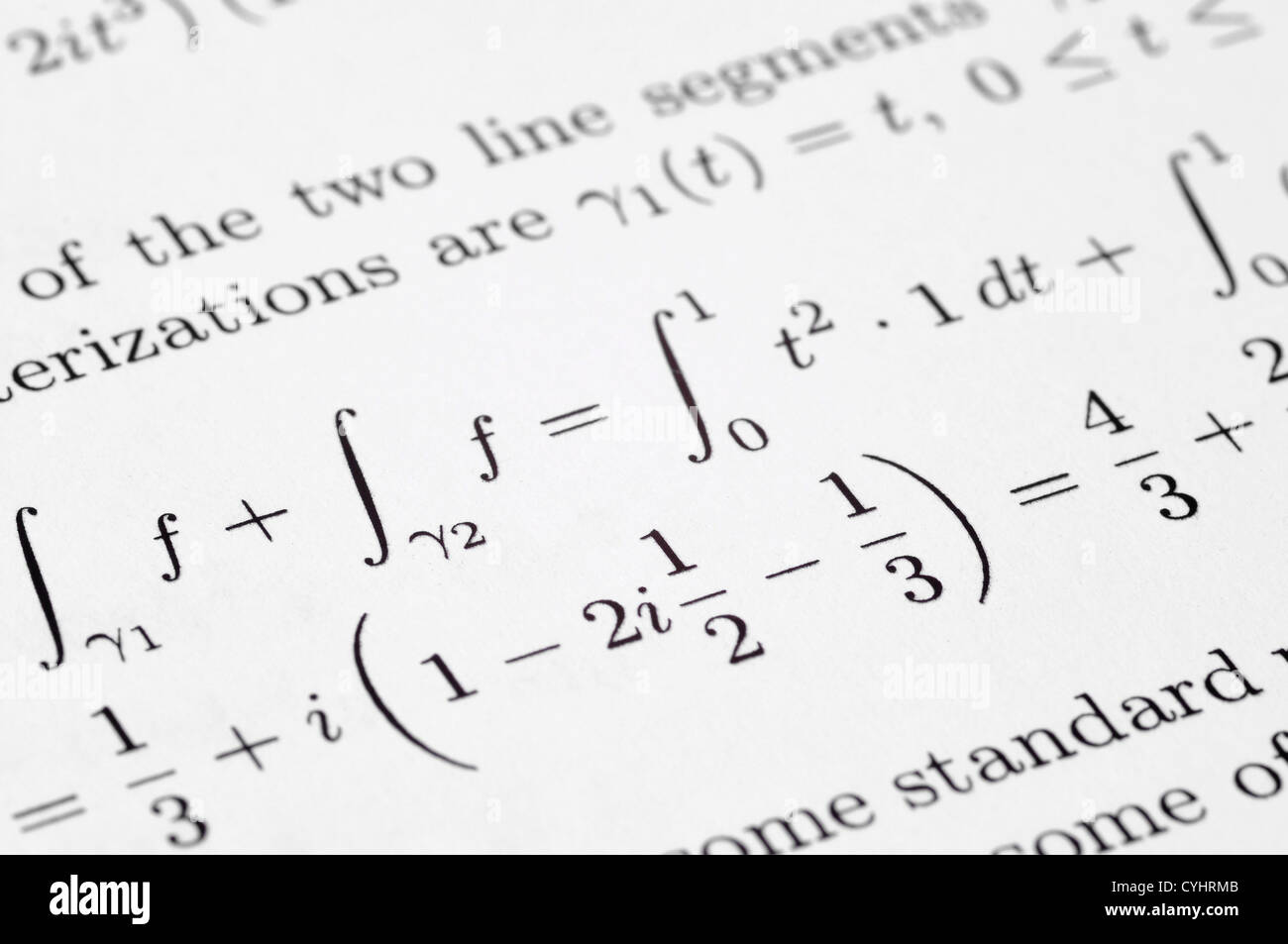 Equazioni matematiche su una carta della scuola Foto Stock