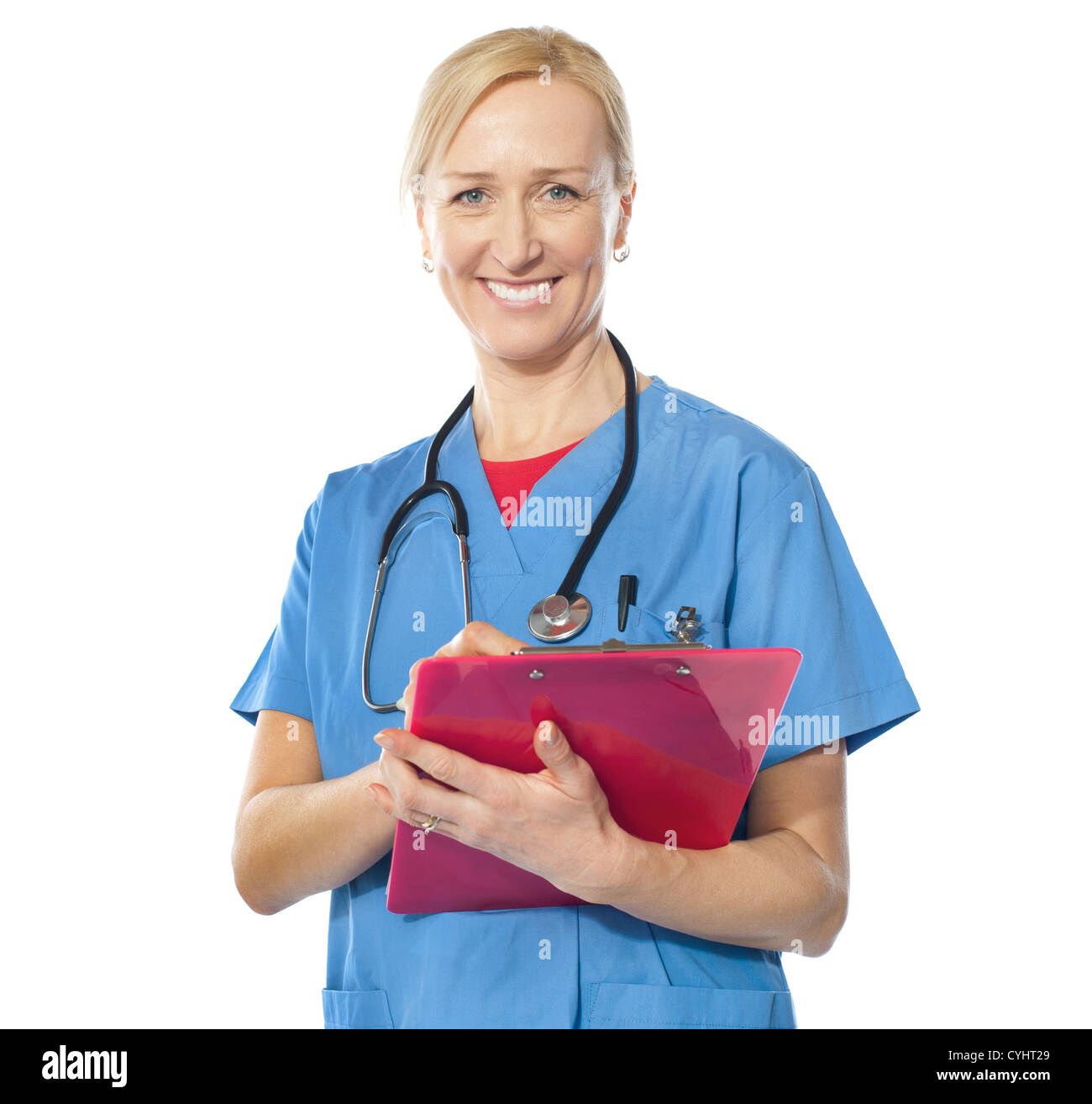 Esperto medico femmina tenendo relazioni e sorridente in telecamera Foto Stock