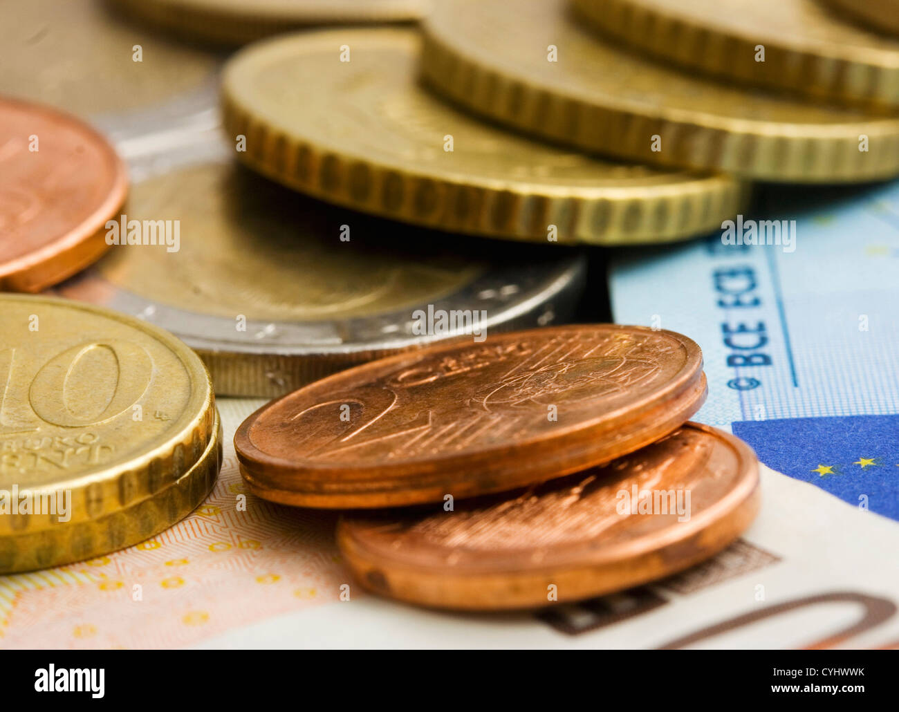Euro in contanti e monete per esprimere la Finanza Foto Stock