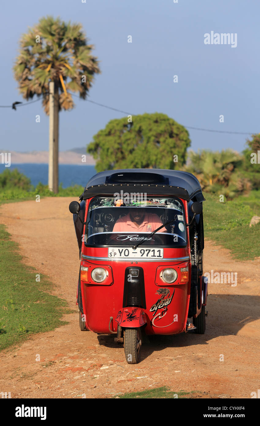 Tuktuk motociclo taxi a Kirinda Beach in Sri Lanka. Foto Stock