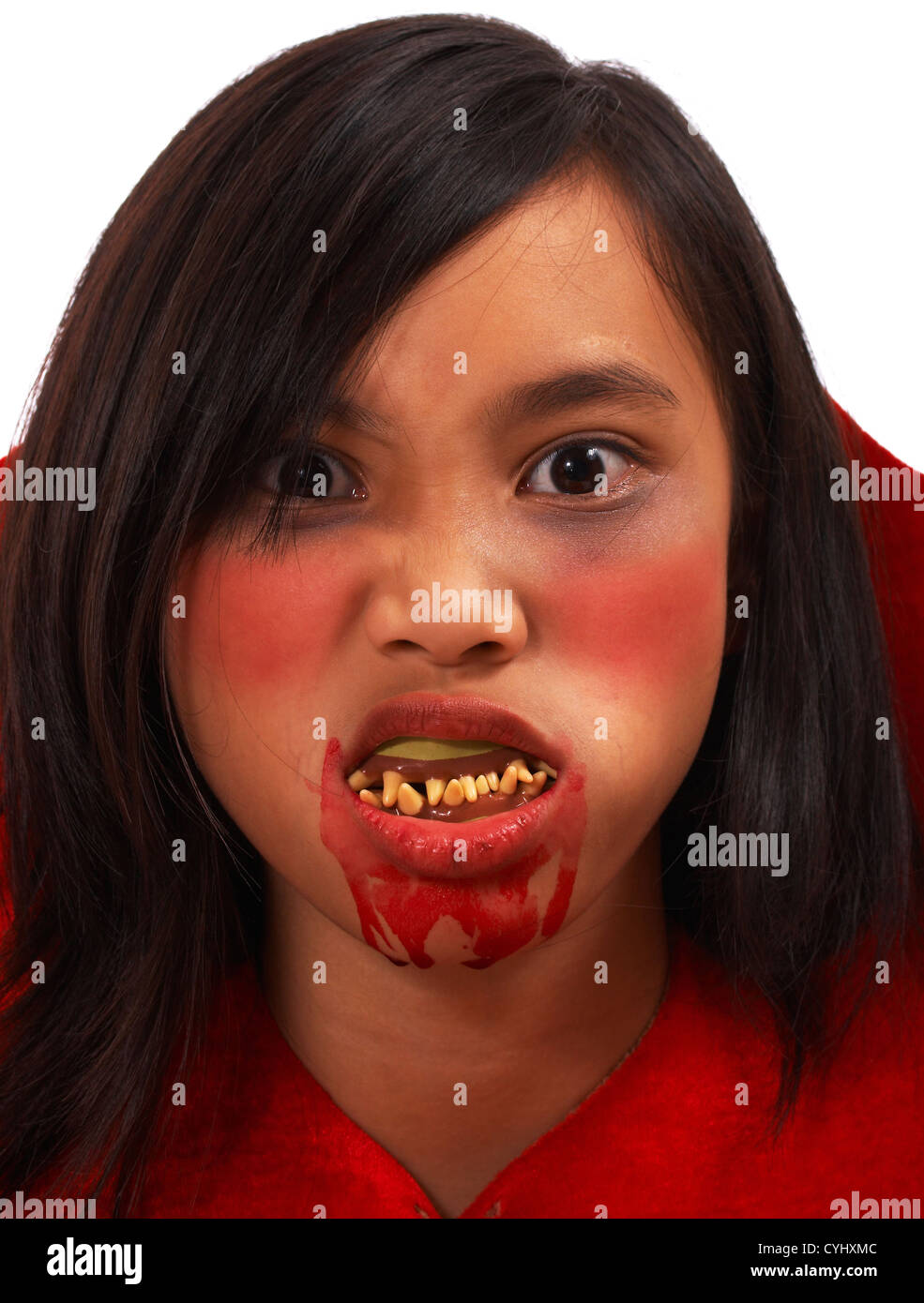Ragazza costituito come un vampiro con denti storti e sanguinosa bocca Foto Stock