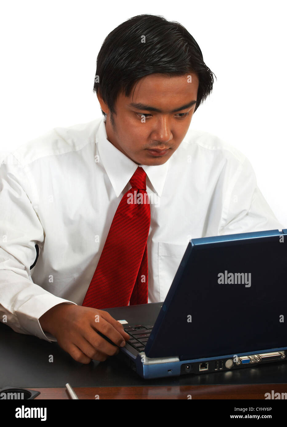 Lavoratore di ufficio tramite Internet sul suo computer portatile Foto Stock