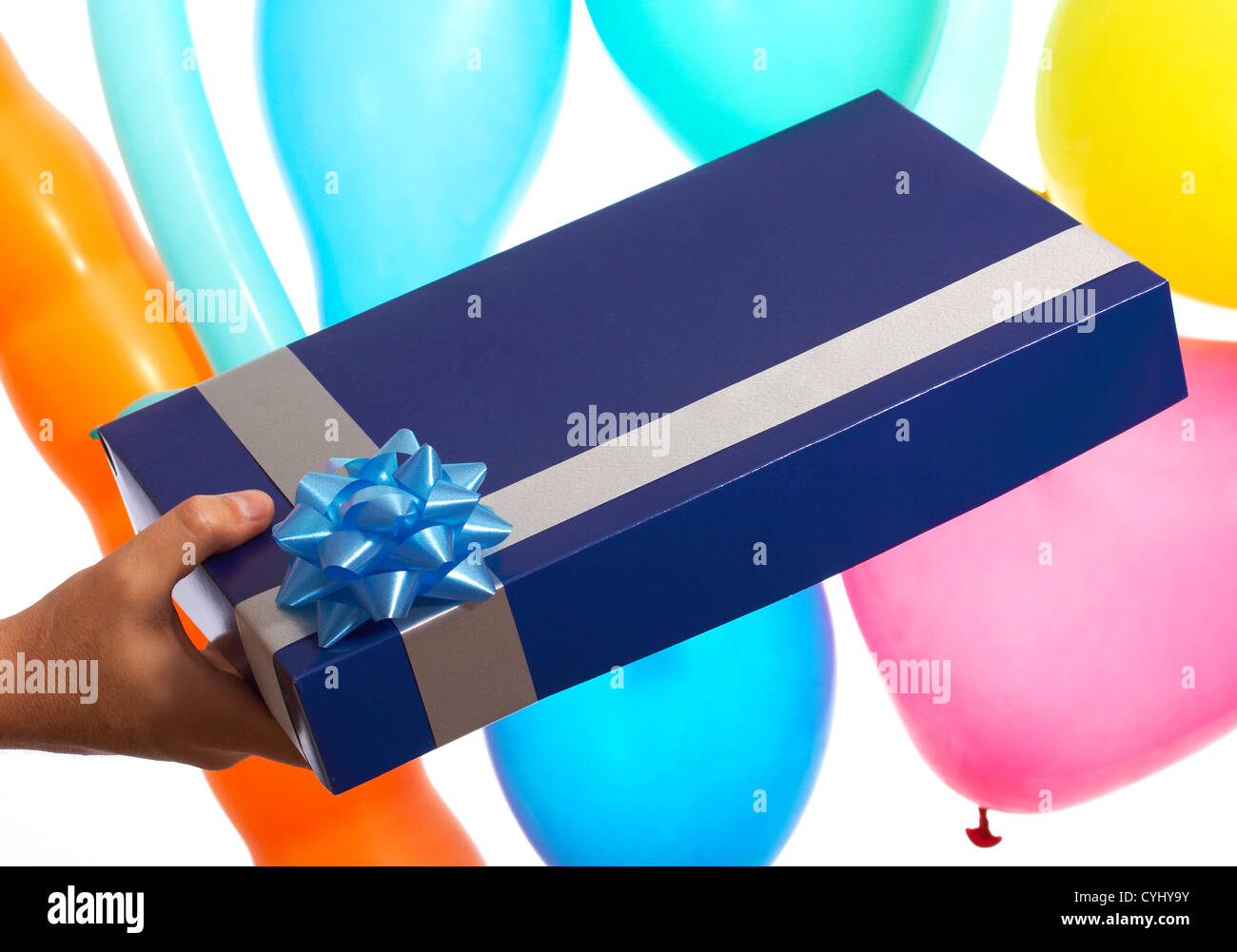 Ricevere un regalo di compleanno a una festa Foto Stock