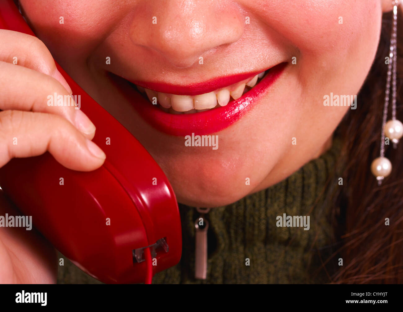 Receptionist parlare con un cliente al telefono Foto Stock