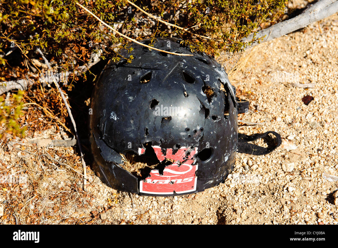 Tiro al bersaglio del cestino nel Western Mojave Desert Foto Stock