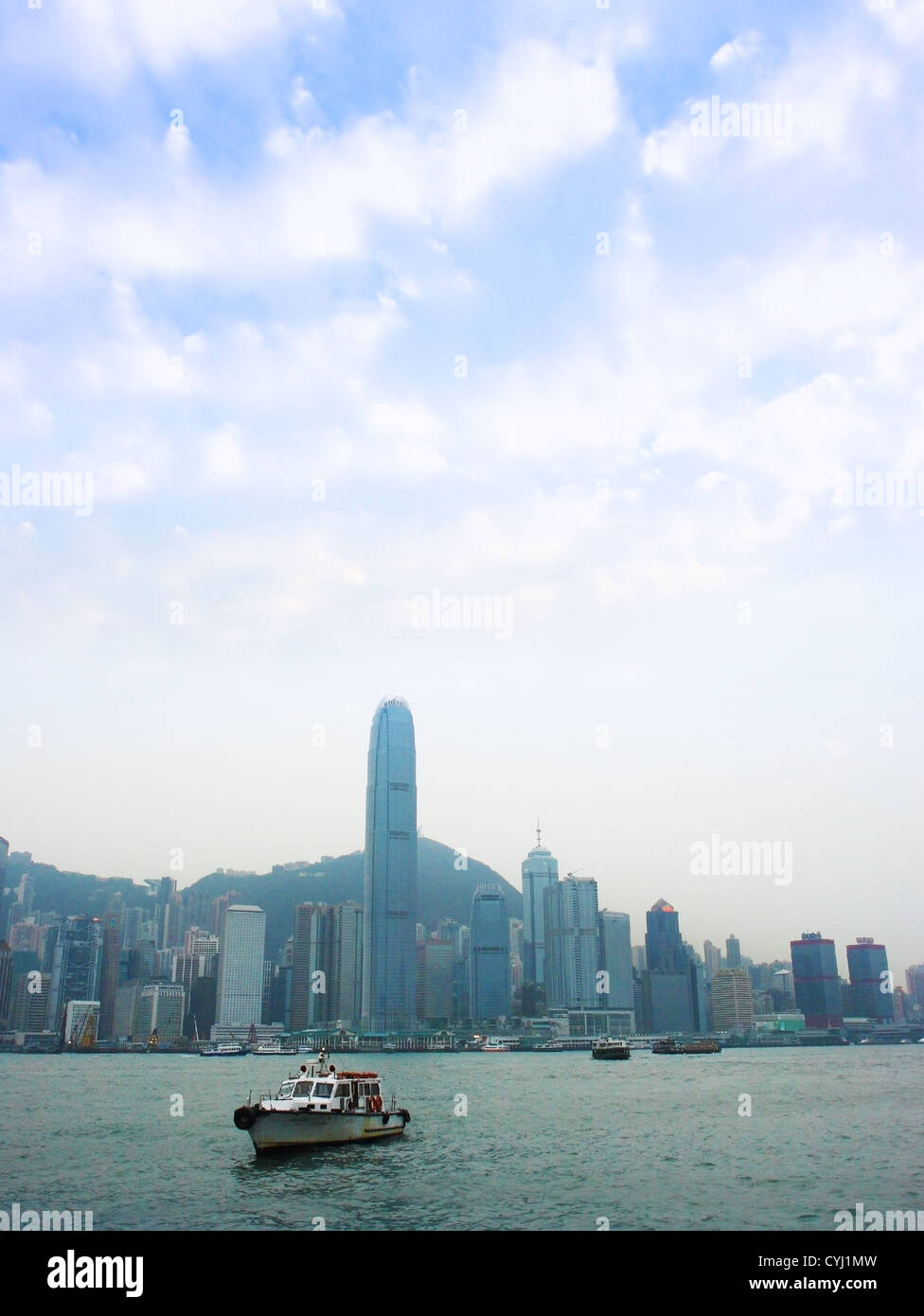 Grattacieli sull isola di Hong Kong e la barca turistica Foto Stock
