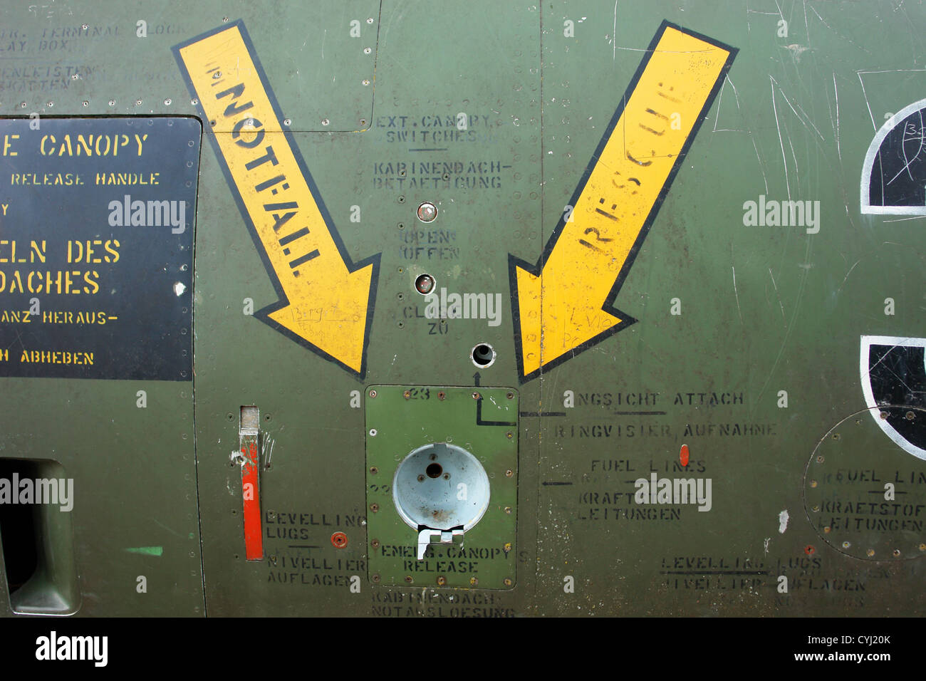 Dettaglio di un vecchio grungy aerei militari!.NESSUN PROBLEMA DI COPYRIGHT!!!! Istruzioni solo in inglese e tedesco!!!............ Foto Stock