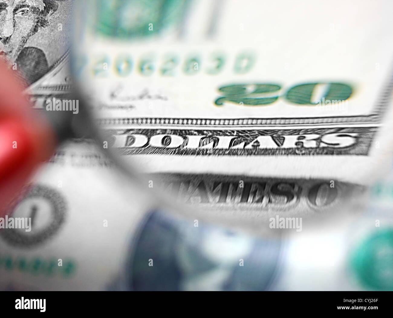 Attentamente ispezionare una ventina di dollari Foto Stock