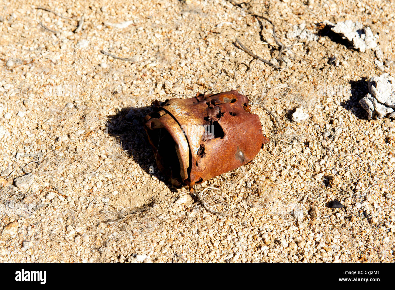 Tiro al bersaglio del cestino nel Western Mojave Desert Foto Stock