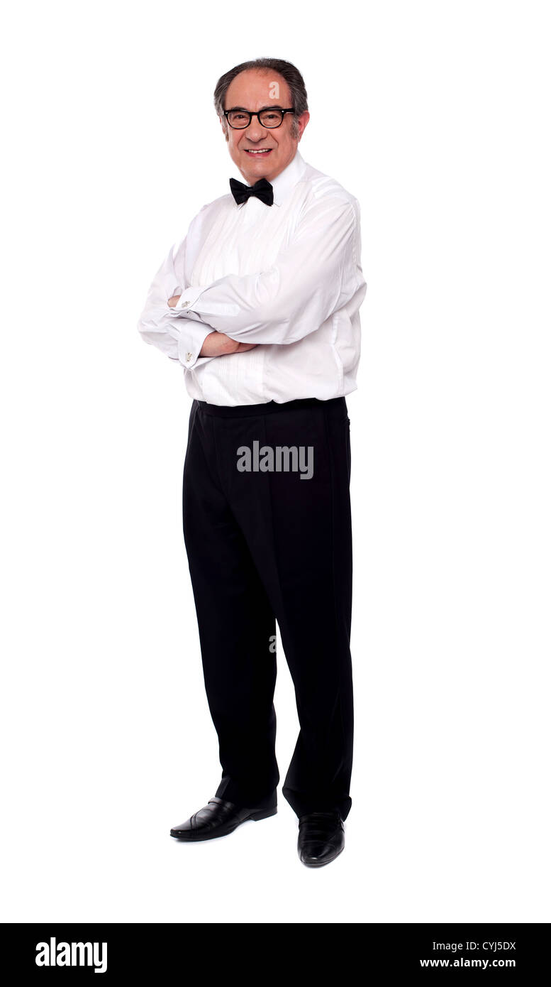 L'uomo anziano in posa con le braccia incrociate. A piena lunghezza ritratto Foto Stock