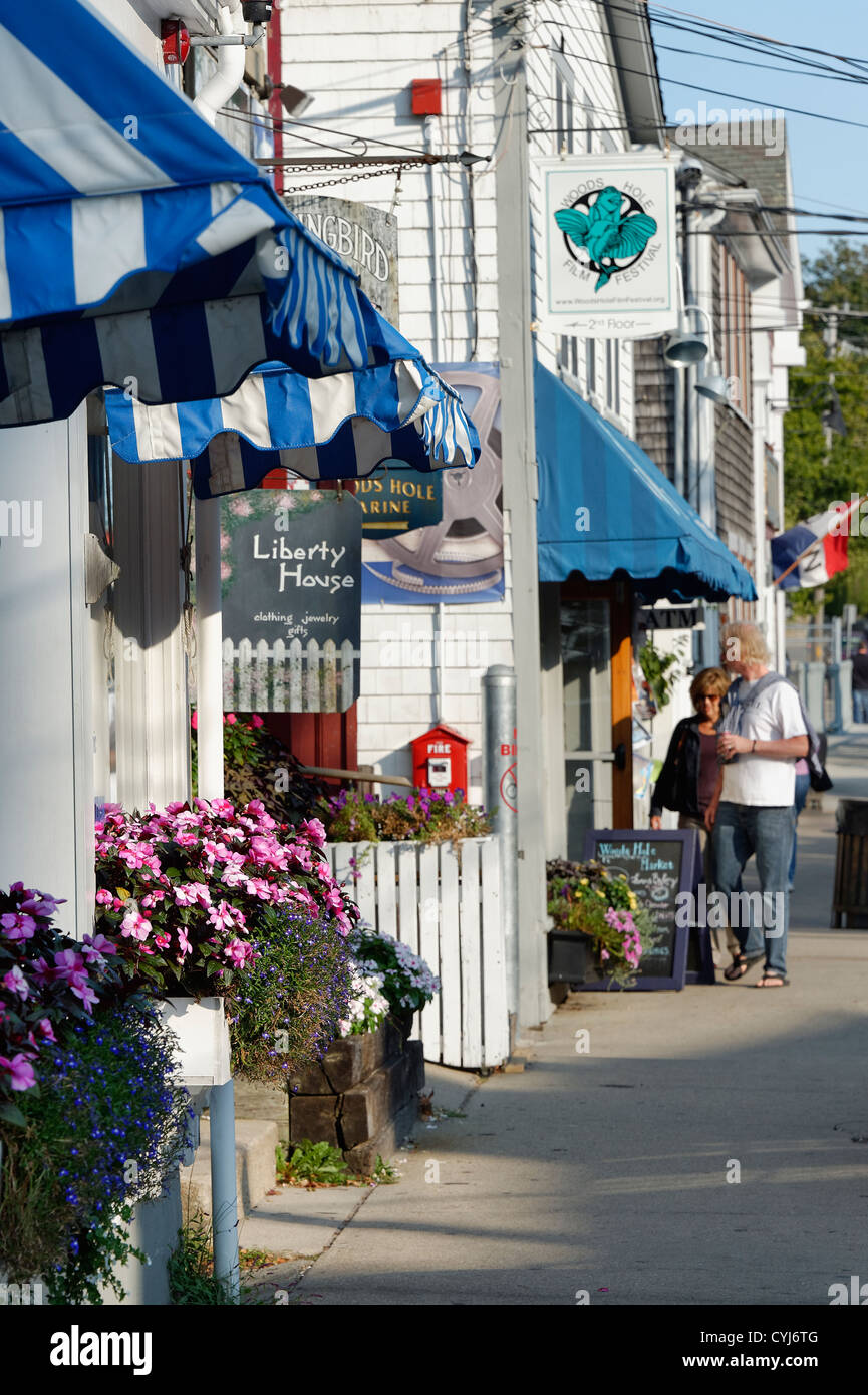 Shop fronti lungo Water Street, Woods Hole, Cape Cod, Massachusetts, STATI UNITI D'AMERICA Foto Stock