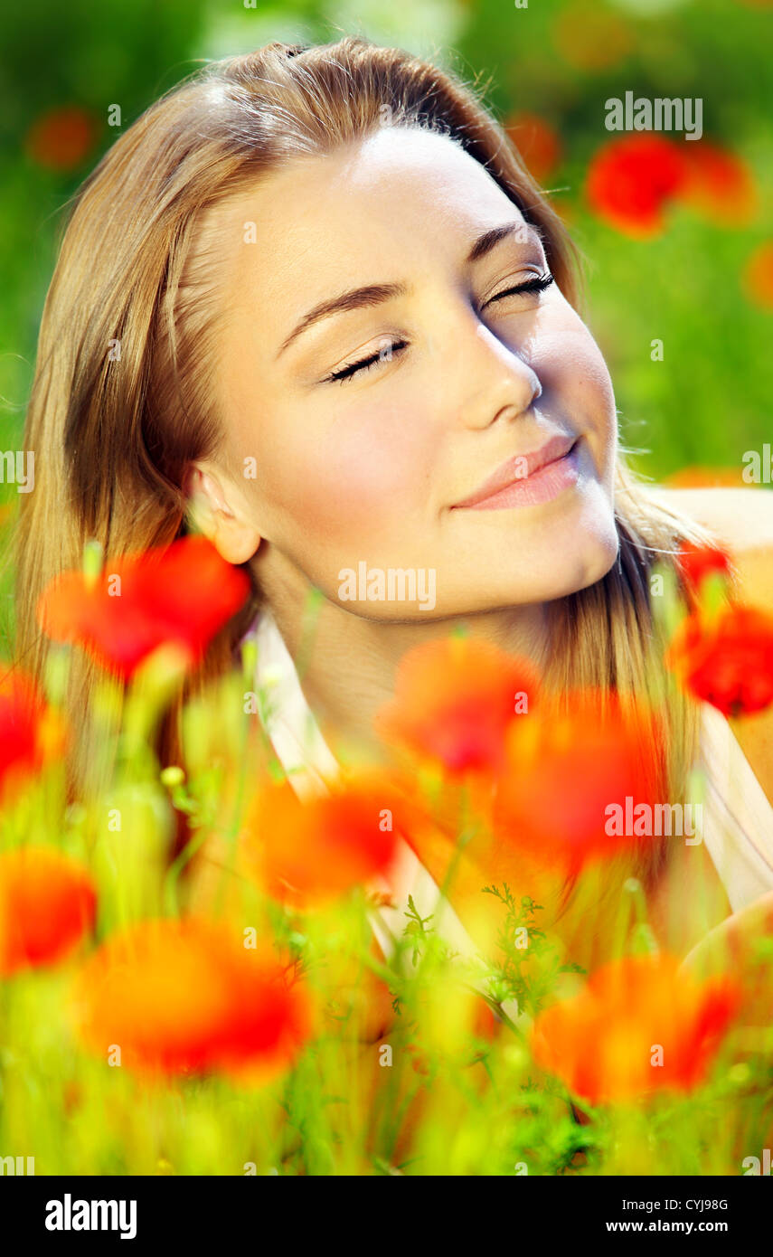 Bellissima femmina posa sul campo dei fiori Foto Stock