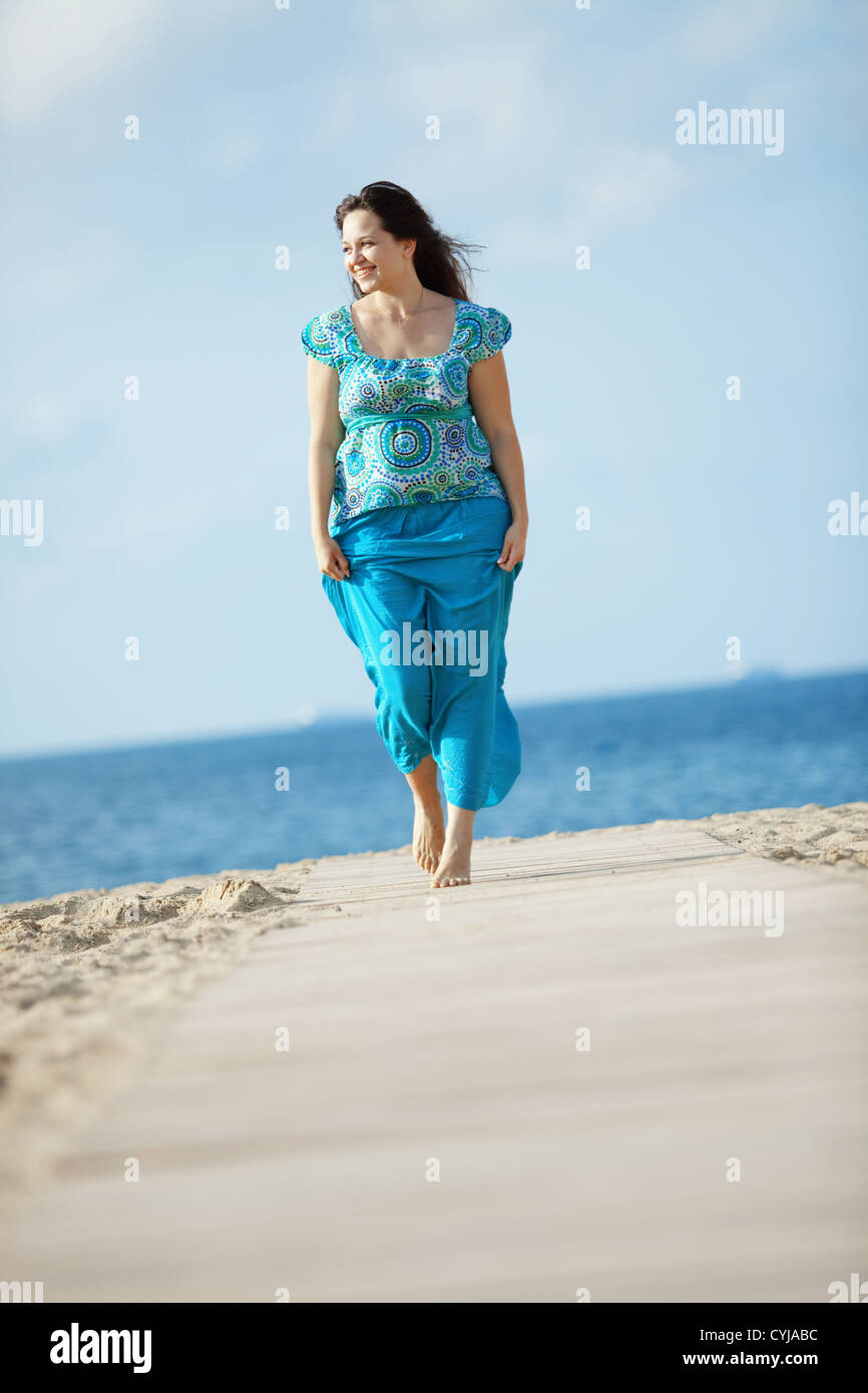 Bella giovane donna in appoggio sulla spiaggia Foto Stock