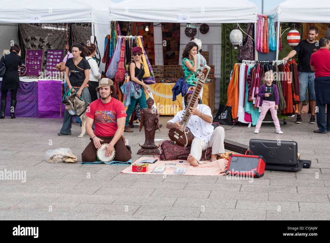 Sitar player vicino le bancarelle del mercato del festival Womad in Las Palmas di Gran Canaria Isole Canarie Spagna Foto Stock
