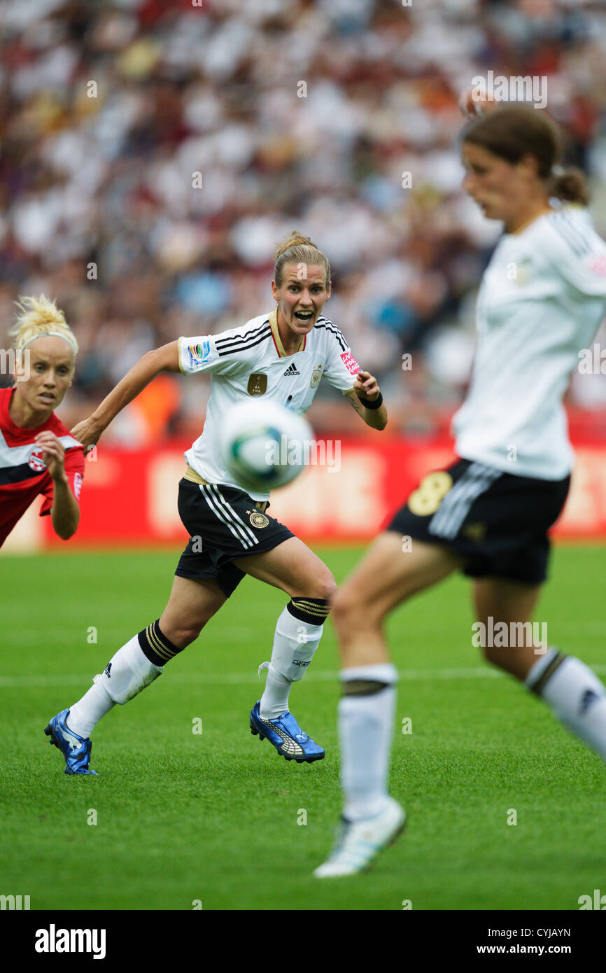 Simone Laudehr di Germania chiede la palla durante la partita di apertura della Coppa del Mondo Donne torneo di calcio contro il Canada. Foto Stock