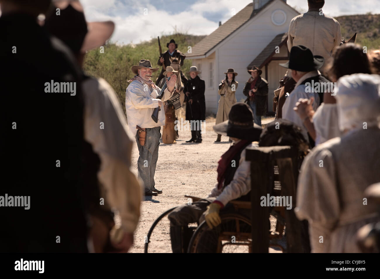 Grande cowboy con onde sigaro alla folla Foto Stock