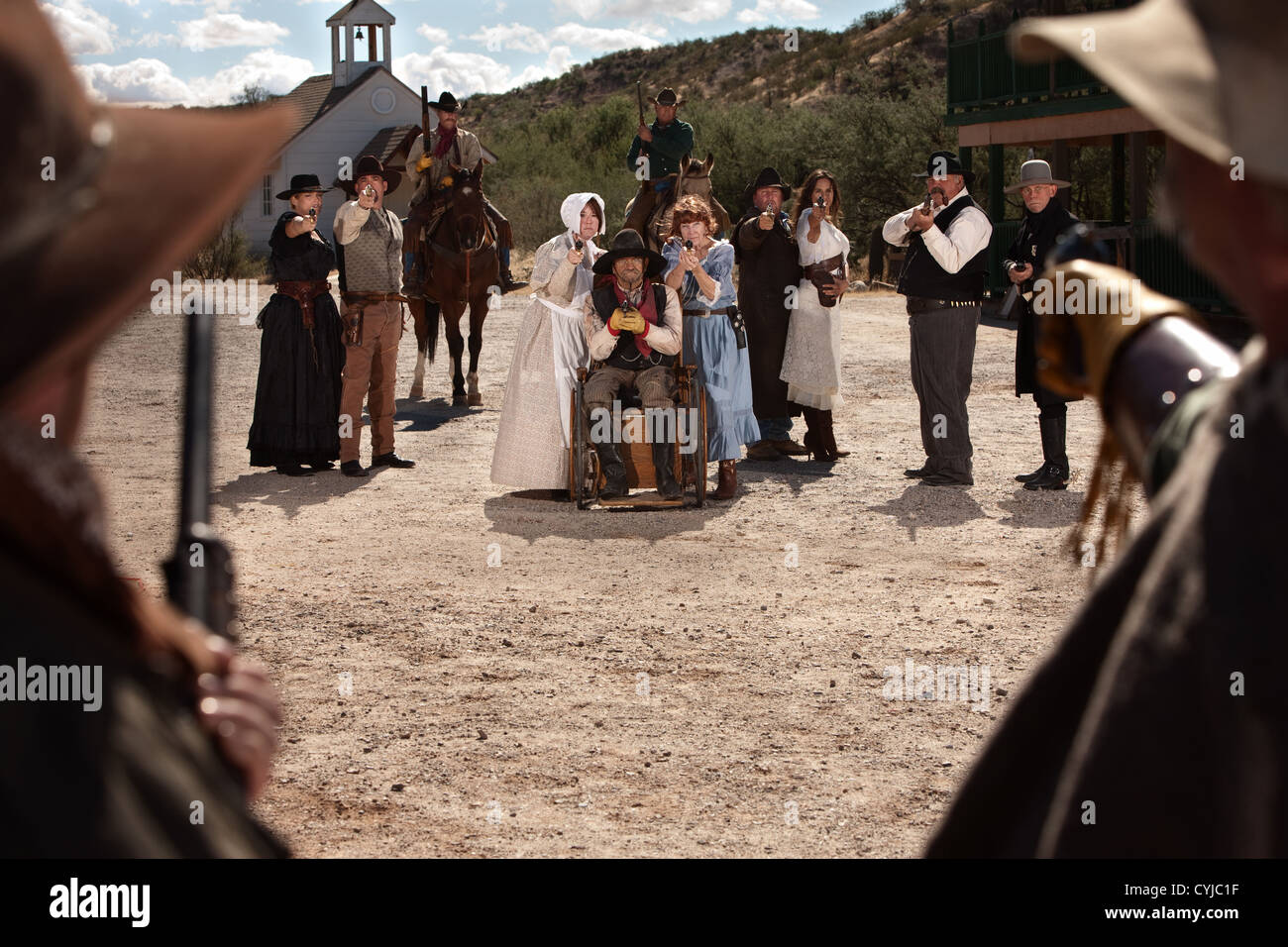 Abitanti sotto attacco da parte di banditi nel vecchio west scena Foto Stock