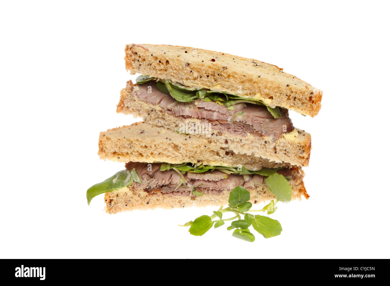 Arrosto di manzo e sandwich di crescione sul pane marrone con crescione guarnire isolata contro bianco Foto Stock