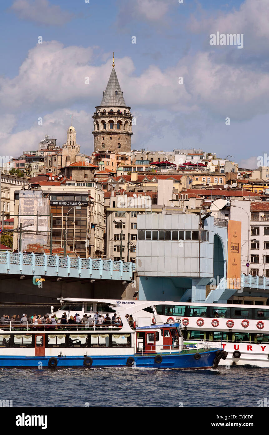 Torre di Galata attraverso il Golden Horn con il Ponte di Galata, Istanbul, Turchia. Foto Stock