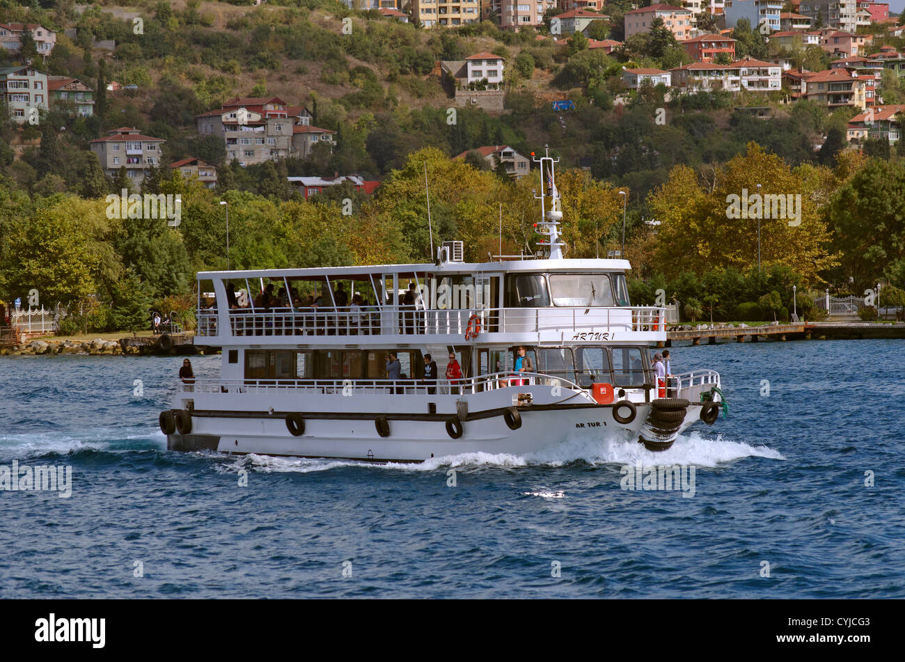 Turismo o traghetto sul lo stretto del Bosforo betyween Europa e Asia a Istanbul, Turchia. Foto Stock