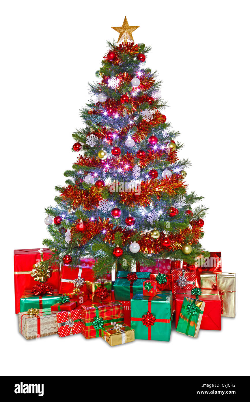 Foto di un albero di Natale decorato circondato da regalo presenta, isolata su uno sfondo bianco. Foto Stock