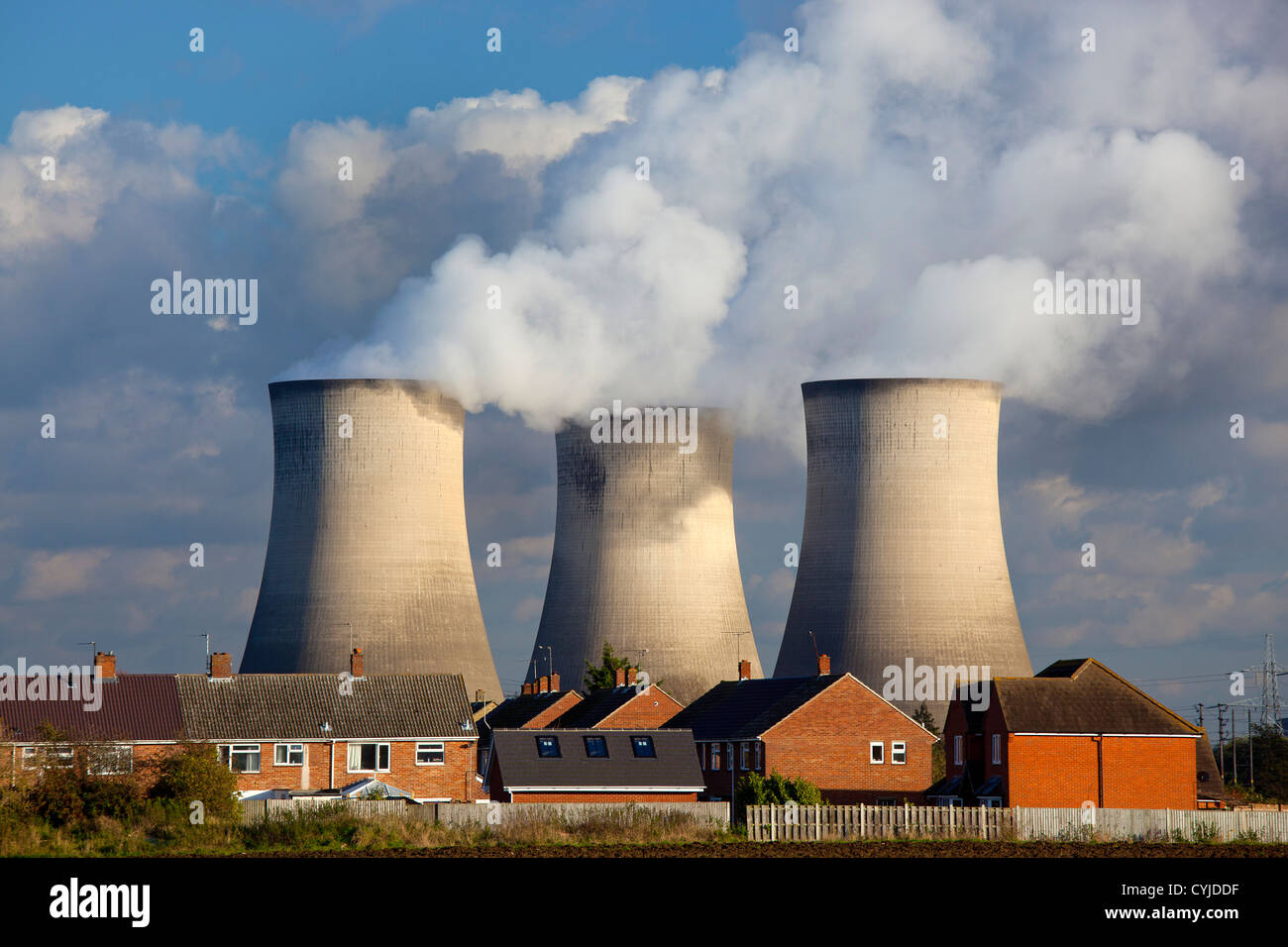 Torri di raffreddamento e tralicci di elettricità a Coal Fired power station in Inghilterra Foto Stock