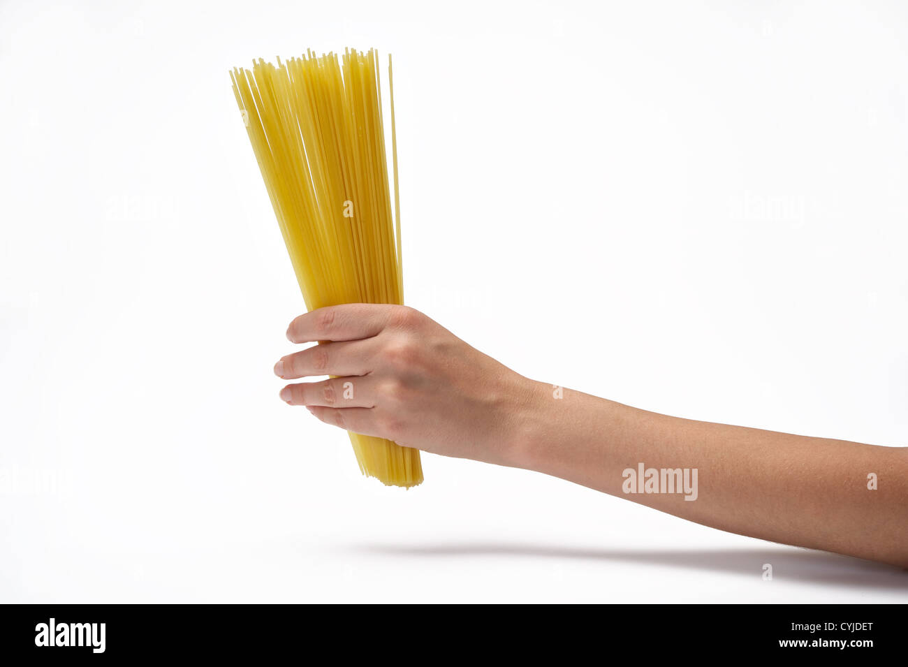 Donna di mano azienda mazzetto di spaghetti. Isolato su uno sfondo bianco. Foto Stock